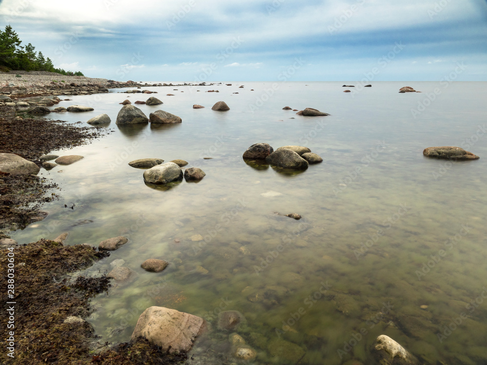 波罗的海岩石海岸全景。自然背景