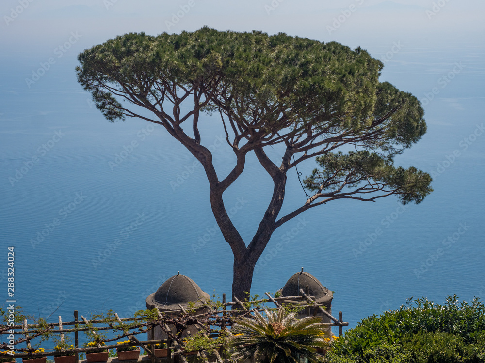 意大利，2019年4月：著名的阿马尔菲海岸和萨莱诺湾的明信片美景