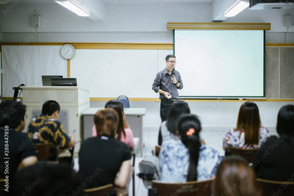 大学教师在课堂上教学生。