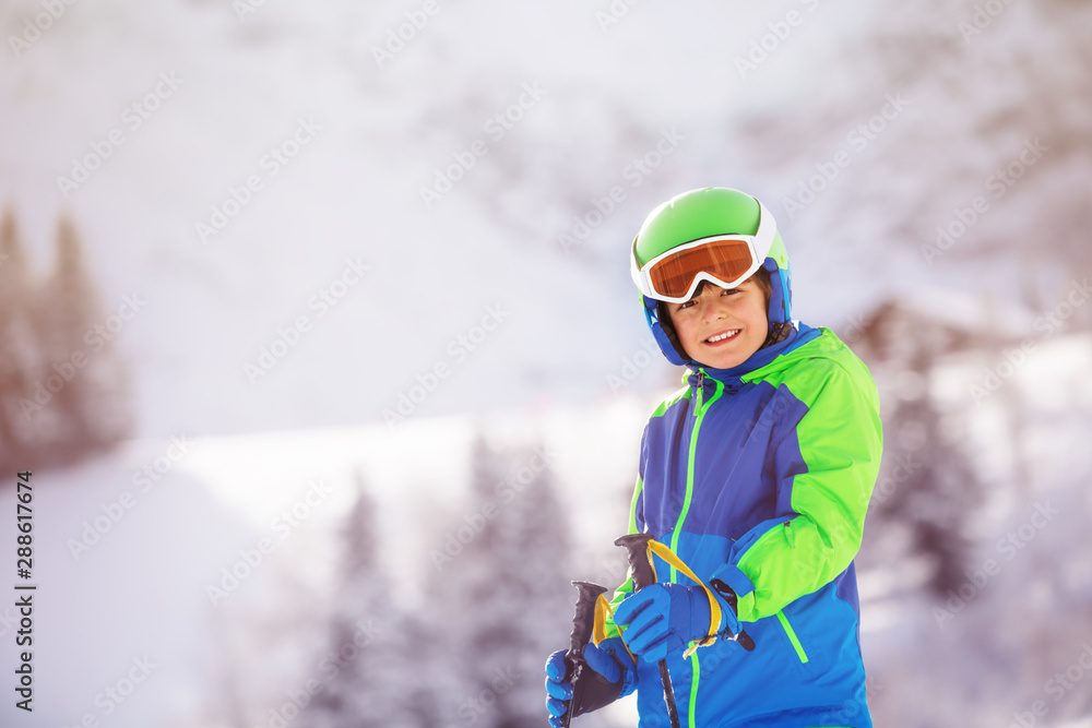 山上戴着滑雪面罩的滑雪男孩的肖像