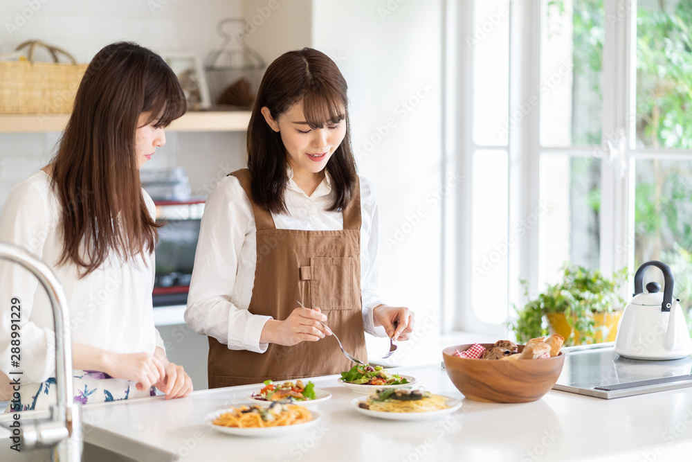 有魅力的亚洲女性在用餐时喝着兰契酒