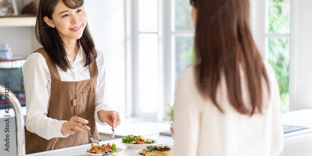 魅力四射的亚洲女性在用餐时喝着兰契