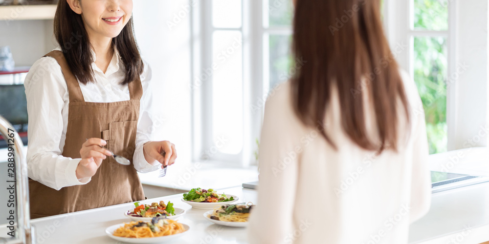 魅力四射的亚洲女性在用餐中大放异彩