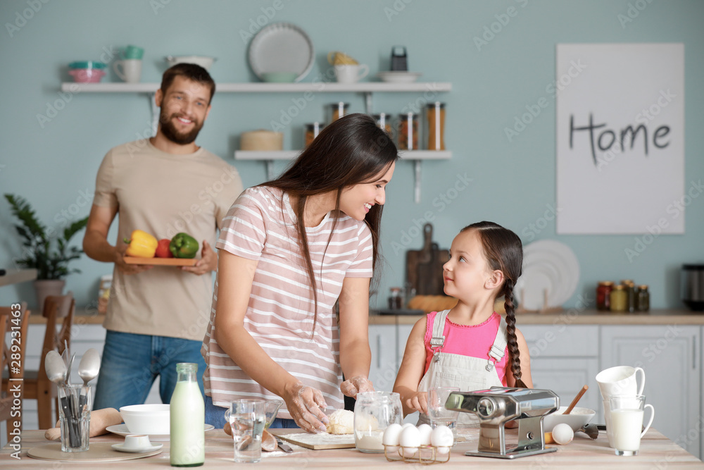 年轻的一家人一起在厨房做饭