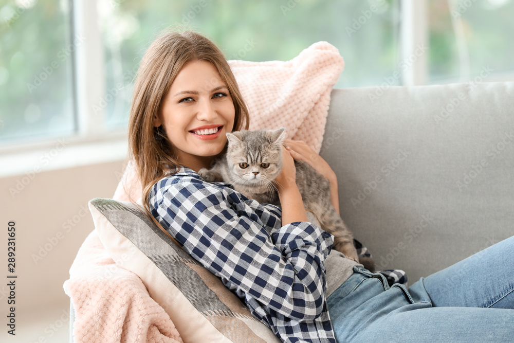 家里养着可爱猫的漂亮年轻女人