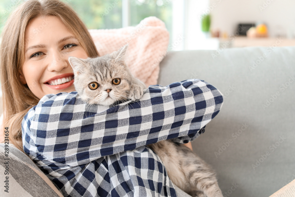 家里养着可爱的猫的漂亮年轻女人