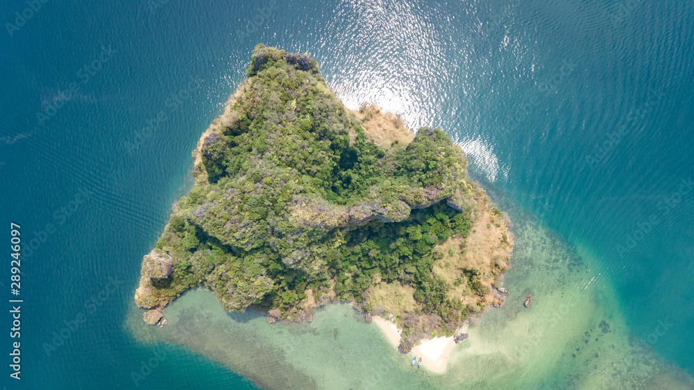 无人机从上空俯瞰蓝色清澈的安达曼海水中的热带岛屿、海滩和船只，