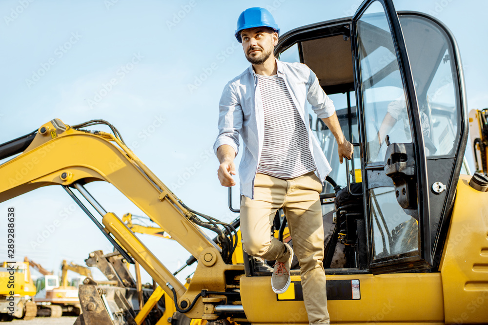 英俊的建筑工人或建筑工人从建筑工地的电梯里出来