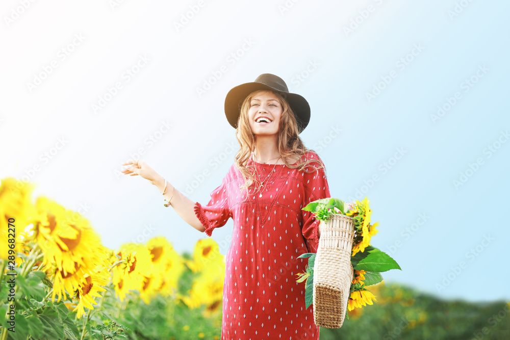 夏日向日葵地里美丽的年轻女子