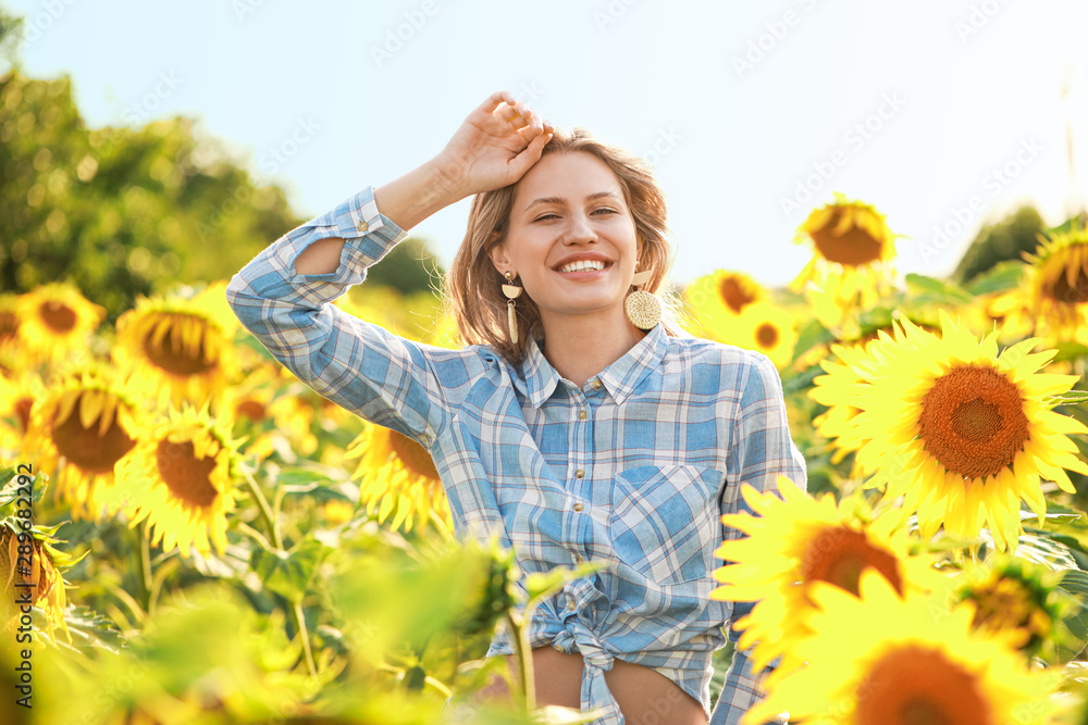 夏日向日葵地里美丽的年轻女子