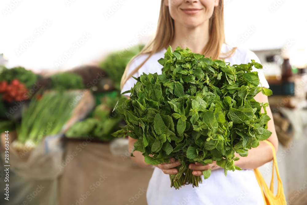 市场上有新鲜薄荷的女人