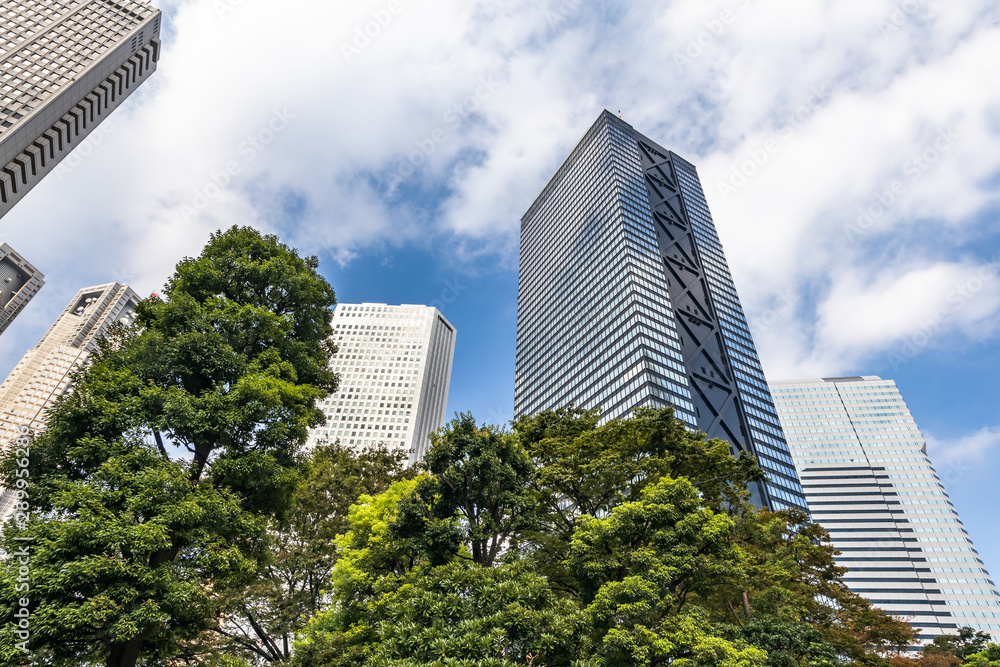 青空と新宿高層ビル群