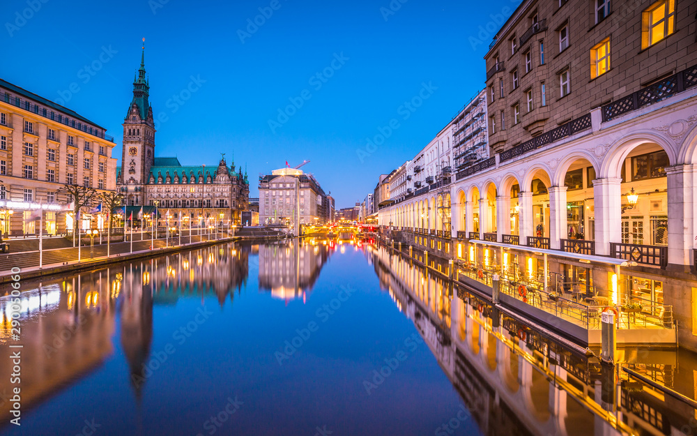 汉堡的Binnenalster kurz vor Sonnenaufgang