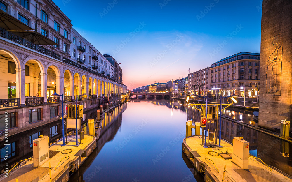 汉堡的Binnenalster kurz vor Sonnenaufgang