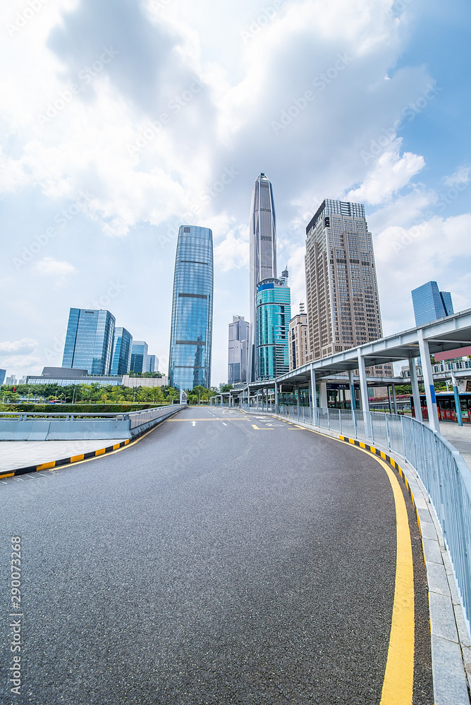 中国广东省深圳市城市CBD建筑和空路面 