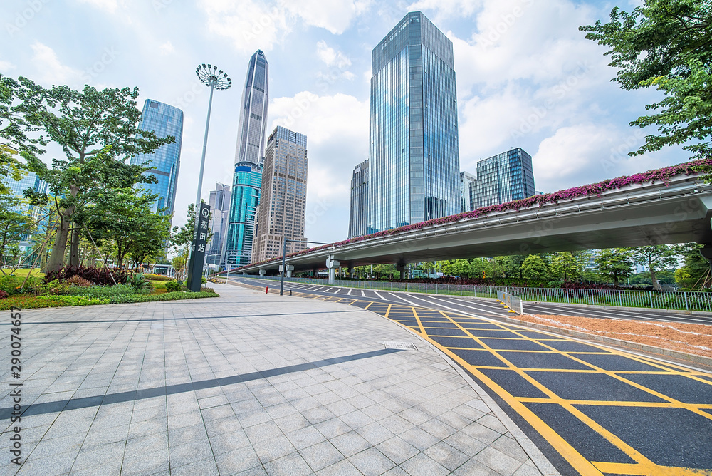 中国广东省深圳市城市CBD建筑和空路面 