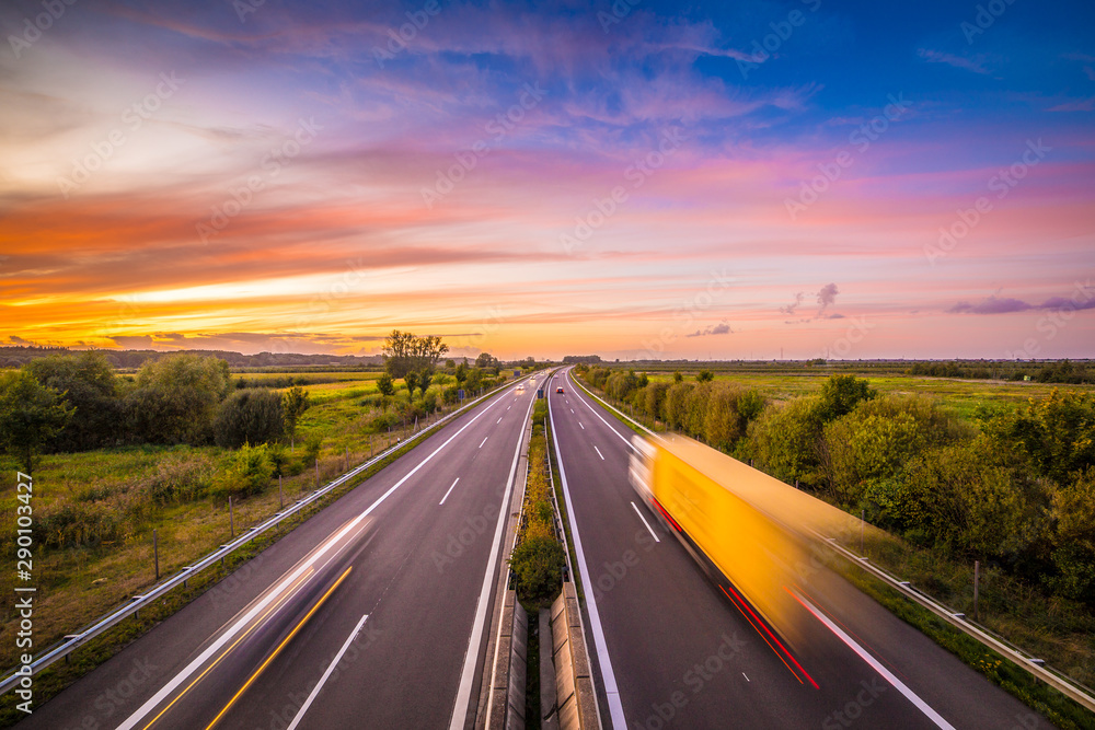 Autobahn in Deutschland am Abend