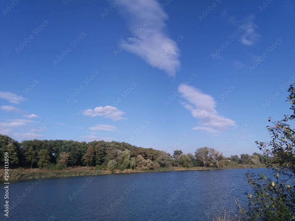 陆地。湖泊。自然。蓝色。水。天空。