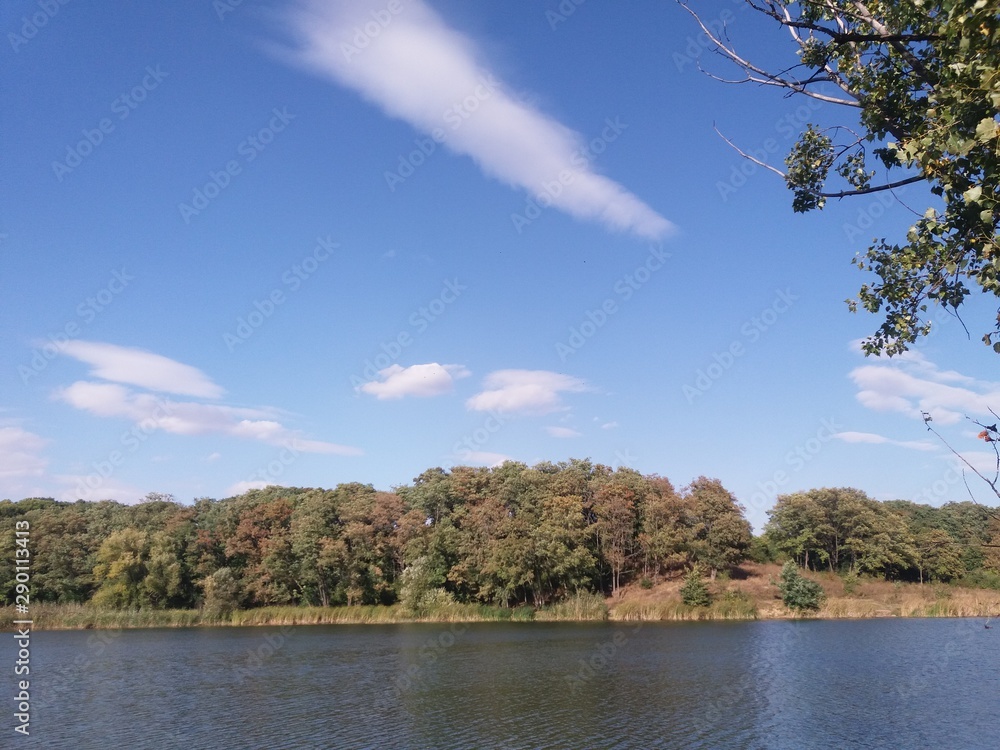 陆地。湖泊。自然。蓝色。水。天空。