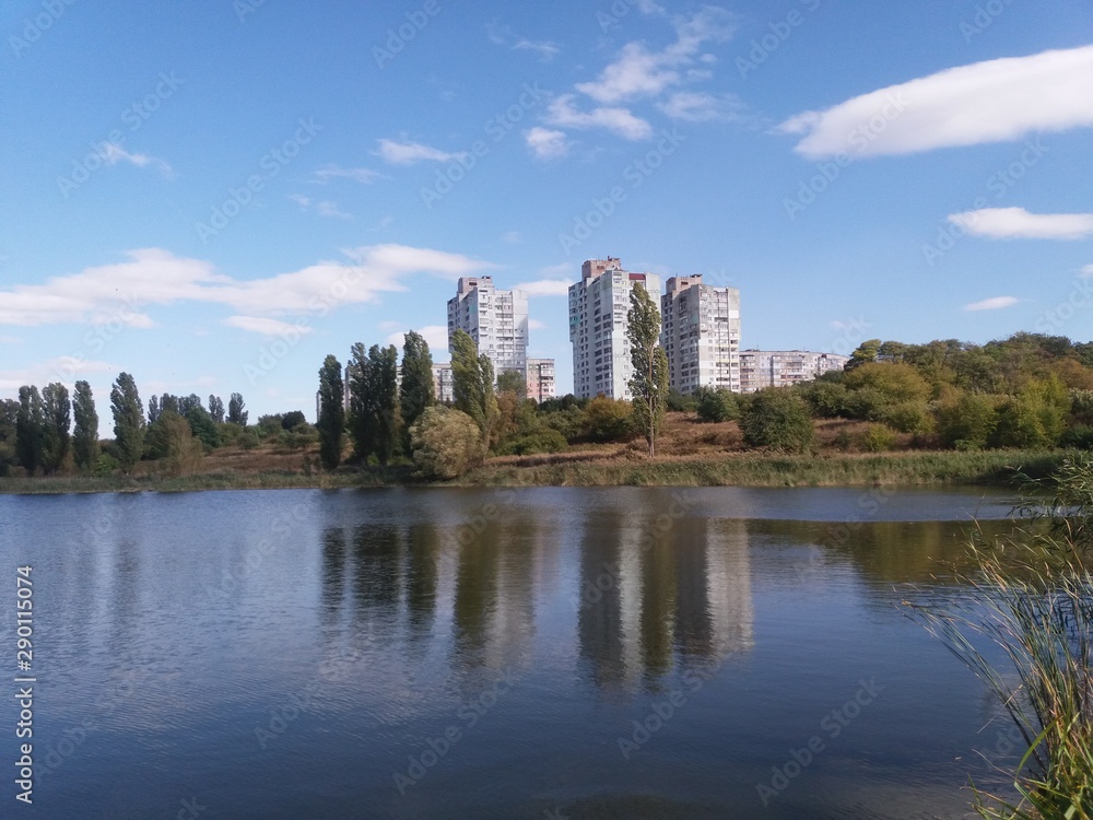 陆地。湖泊。自然。蓝色。水。天空。