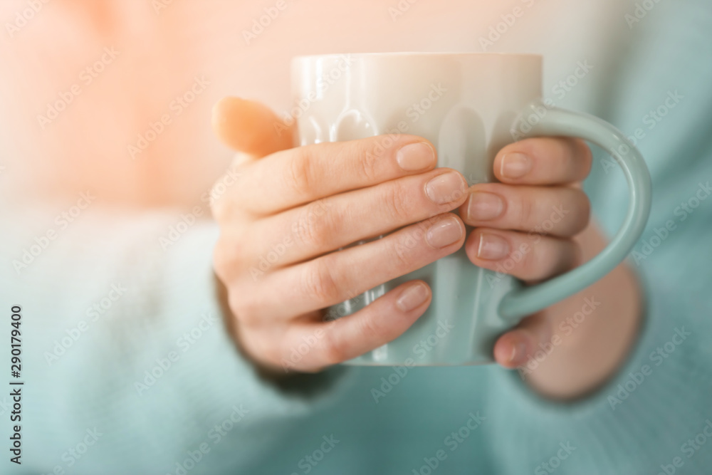 年轻女子拿着一杯咖啡，特写镜头