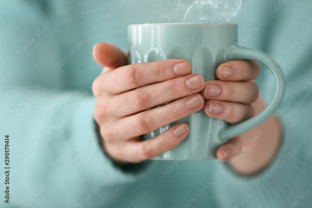 年轻女子拿着一杯咖啡，特写镜头