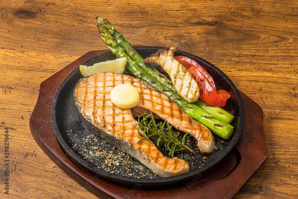 サーモンステーキ　Typical delicious grilled salmon steak