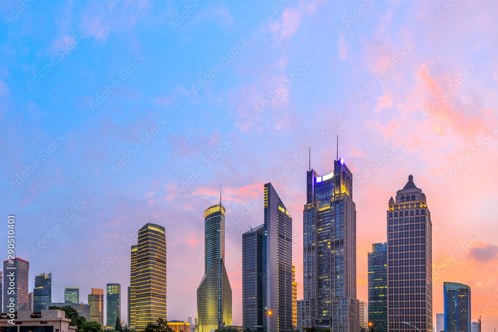 日落时分的上海商业中心建筑场景，中国。