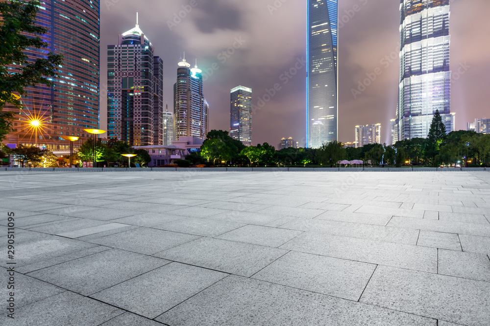 中国，夜晚的上海商业中心建筑风光和空旷的广场楼层。