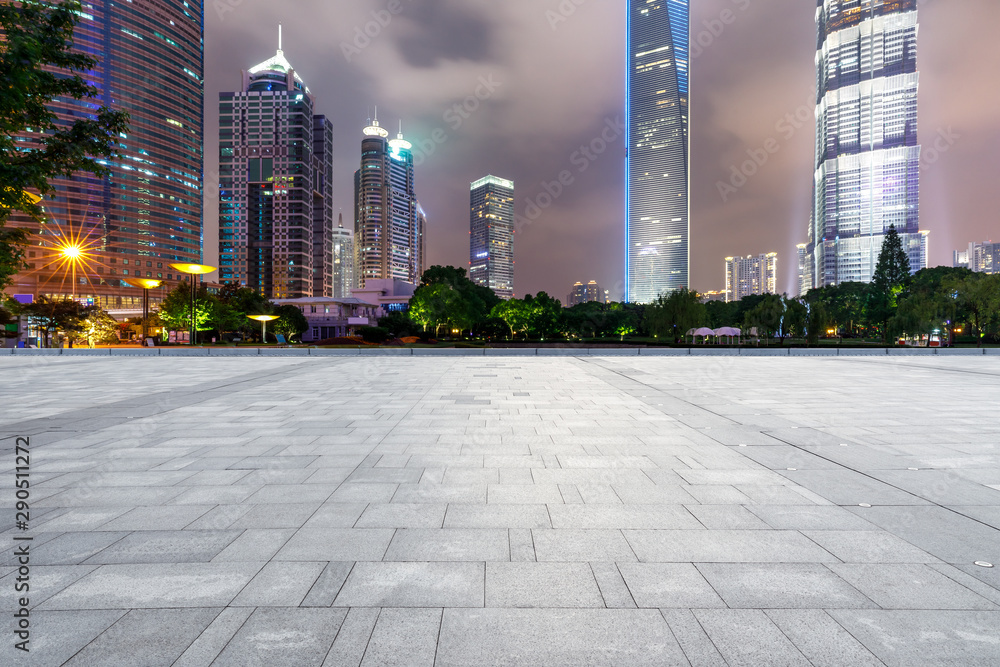 中国，夜晚的上海商业中心建筑风光和空旷的广场层。