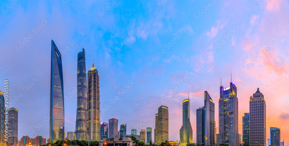 日落时分的上海商业中心建筑场景，中国。