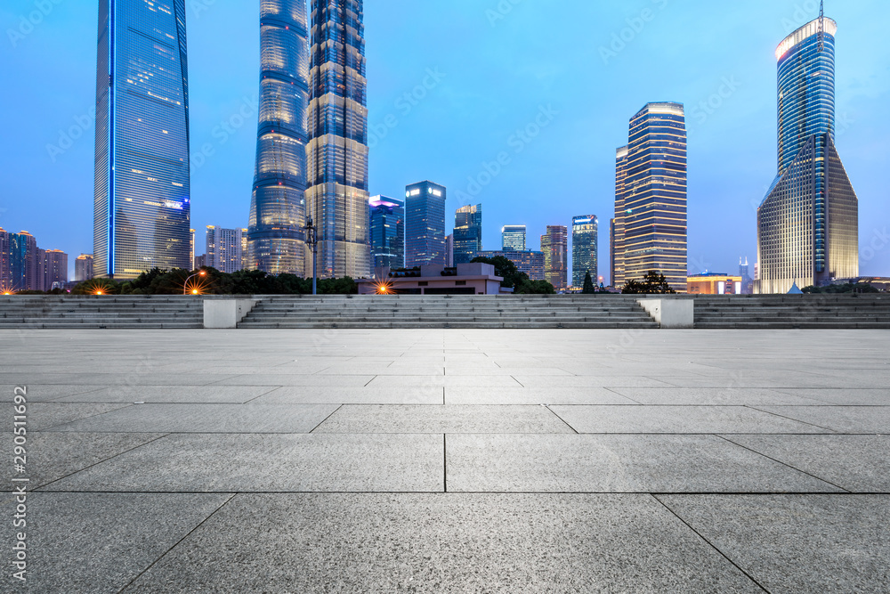 中国上海商业中心建筑夜景和空旷的广场楼层。