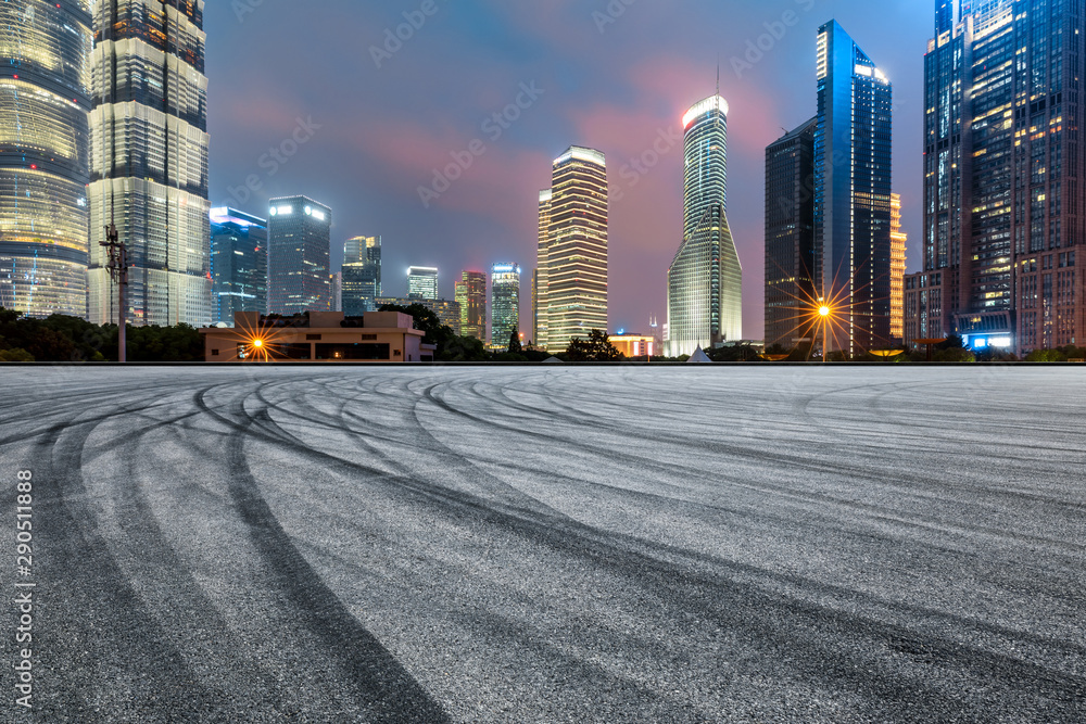 中国上海夜晚的赛道场地和现代商业建筑。