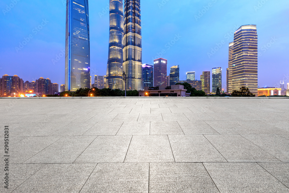 日落时分的上海商业中心建筑风光和空旷的广场楼层，中国。