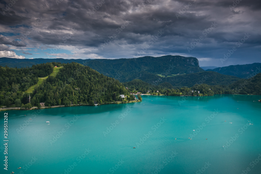 Lago di Bled durante una giornata estiva di pioggia