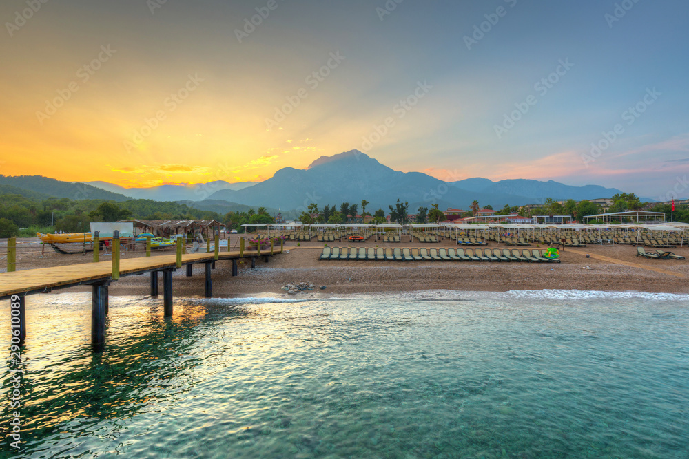 土耳其里维埃拉海岸令人惊叹的日落，背景是塔赫塔利山，Tekirova