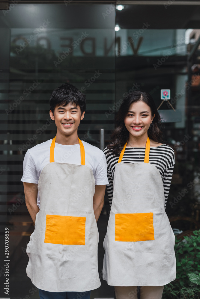 店外男女花艺师画像