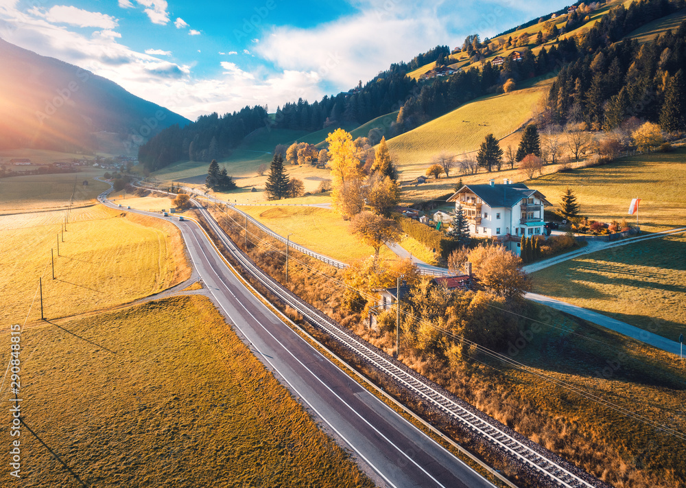 秋天日落时山谷道路的鸟瞰图。沥青路面上的汽车俯视图，