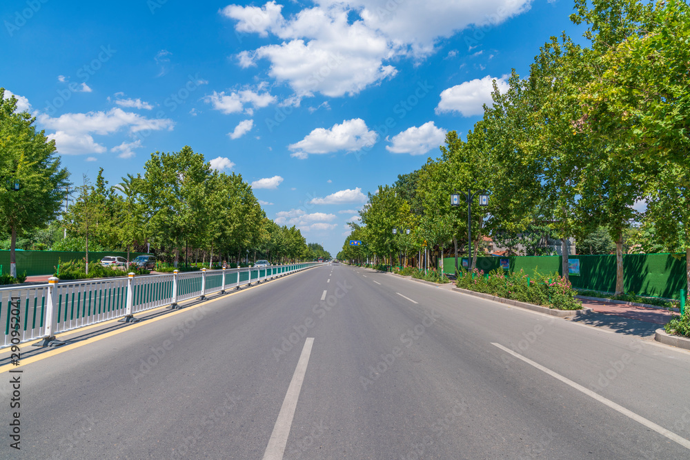 蓝天白云下的高速公路景观