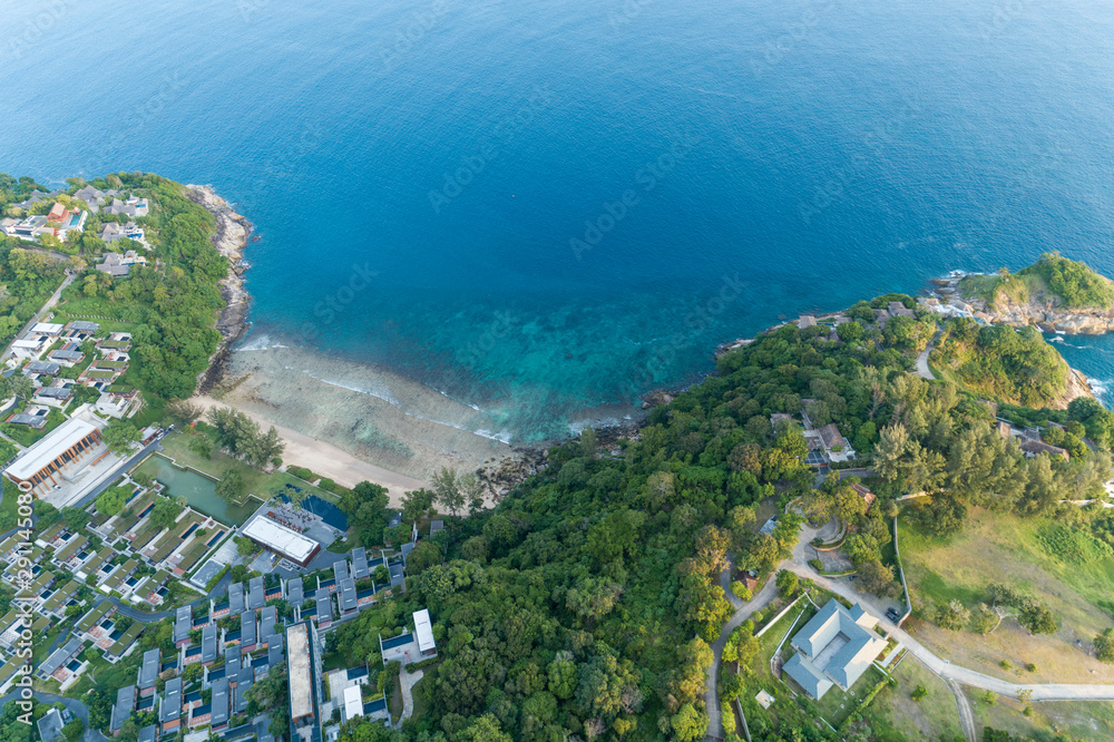 美丽的海面，海岸和现代别墅的无人机鸟瞰图自上而下