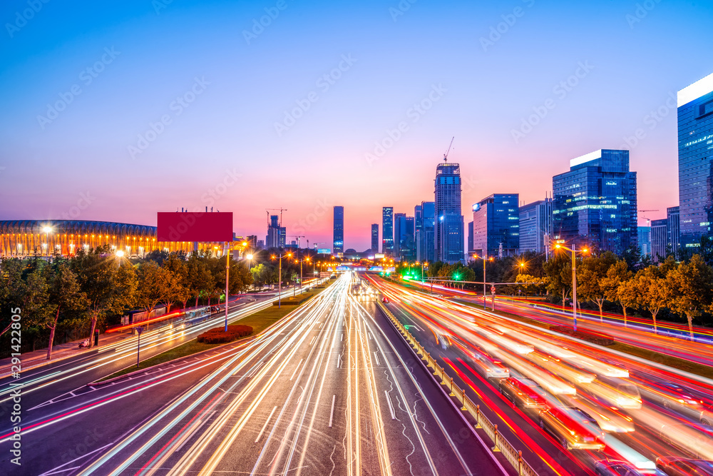 中国济南城市道路的夜景和模糊车灯