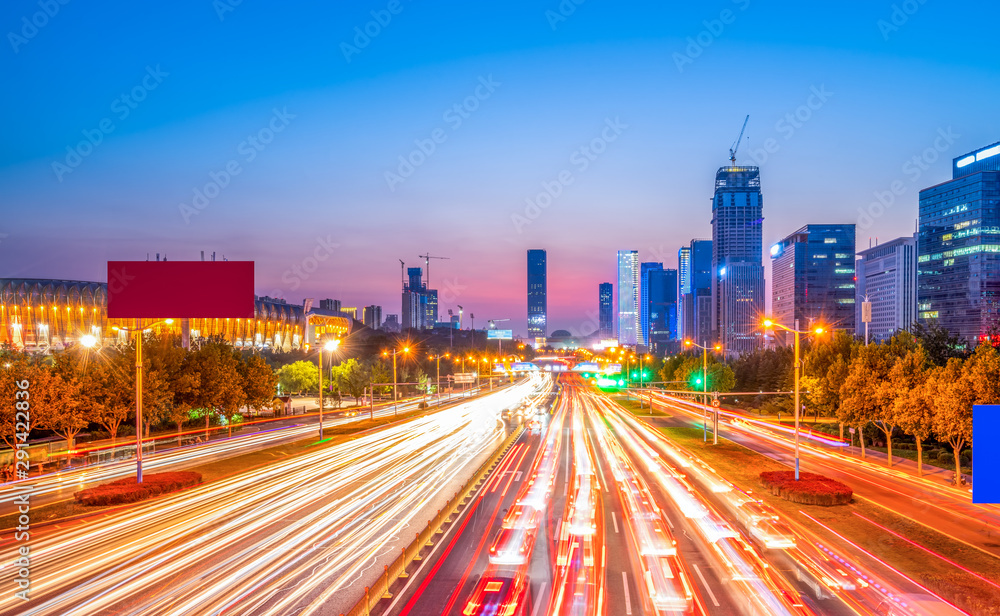 中国济南城市道路的夜景和模糊车灯