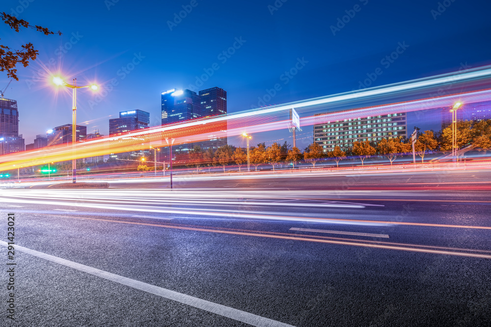 中国济南城市道路的夜景和模糊车灯