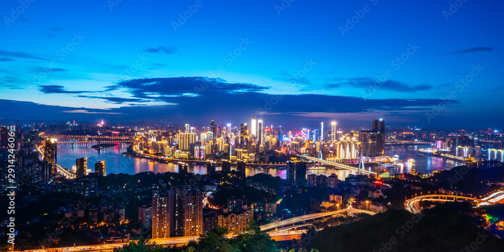 中国重庆城市建筑的夜景天际线