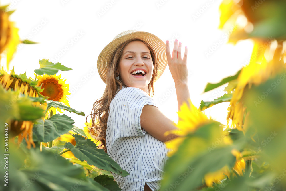 夏日向日葵地里美丽的年轻女子