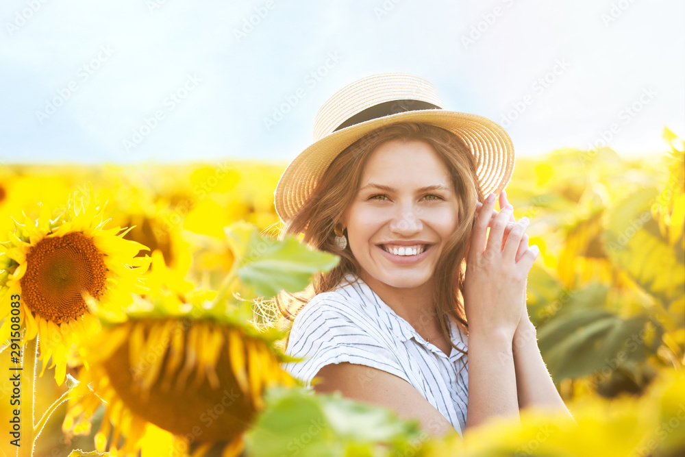 夏日向日葵地里美丽的年轻女子