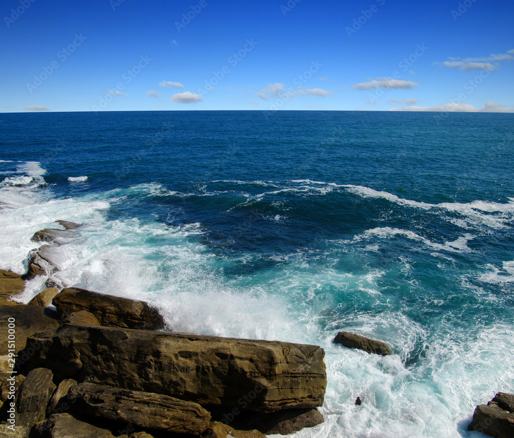 海浪冲击岩石