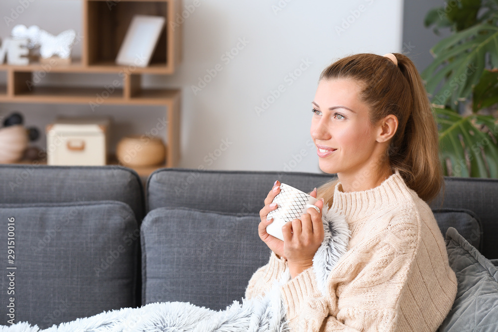 漂亮的年轻女人在家喝咖啡