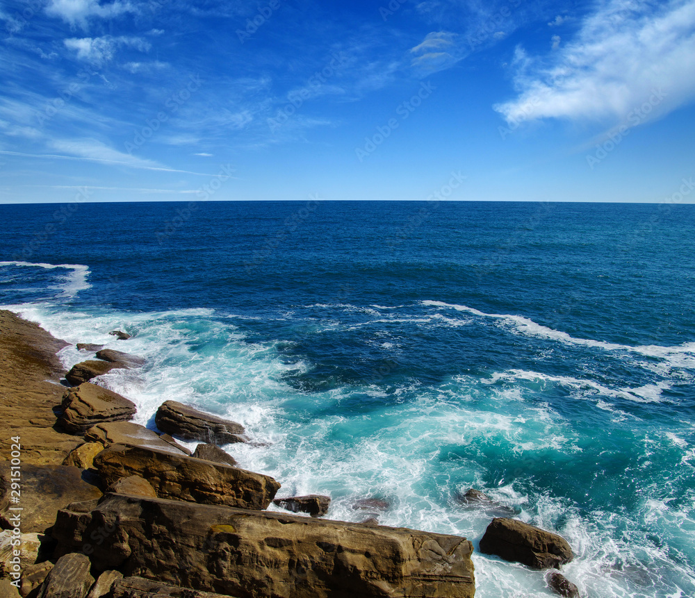 海浪冲击岩石