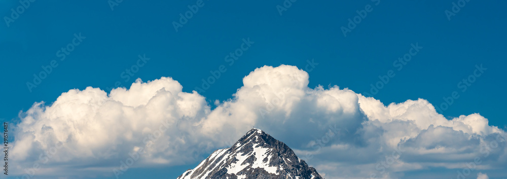 多云天空前的山峰全景